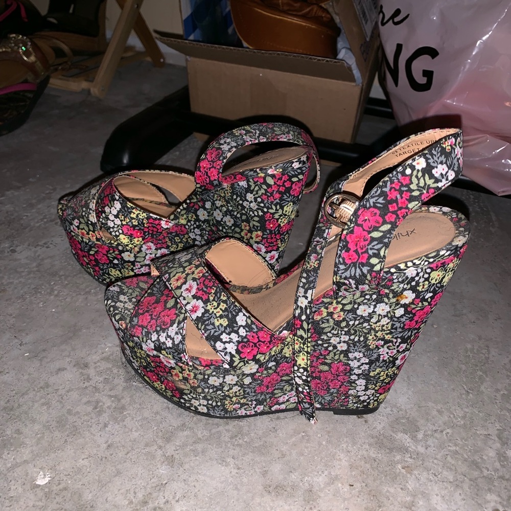 Floral wedges